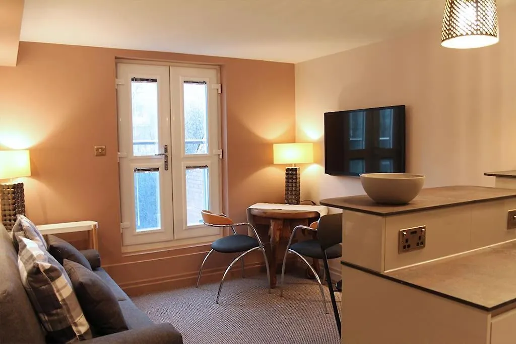 Wharmton Luxury Apartment Dobcross 0*,  영국